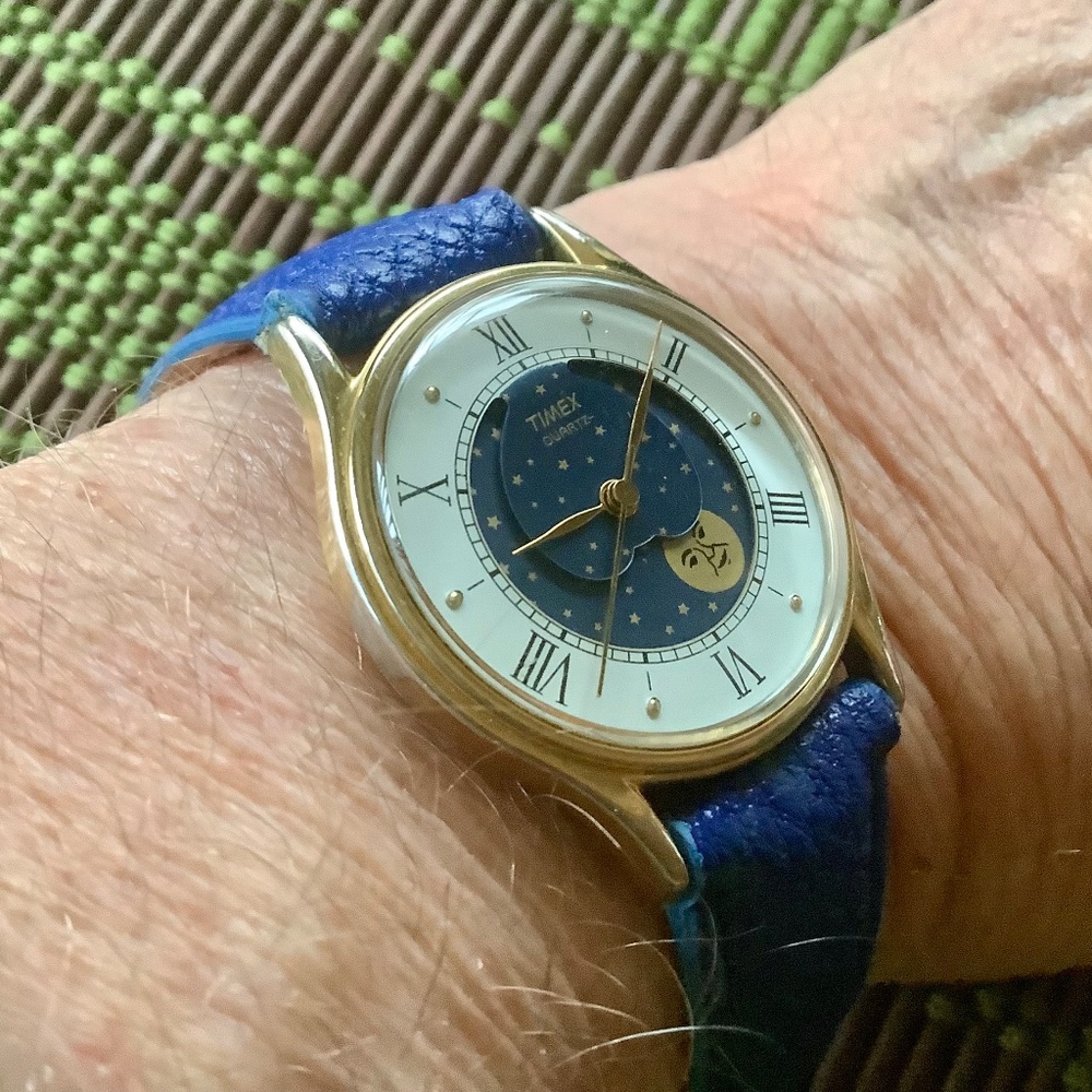 Vintage Timex M CELL Blue Star Moon Phase Quartz wristwatch - Picture 4 of 14